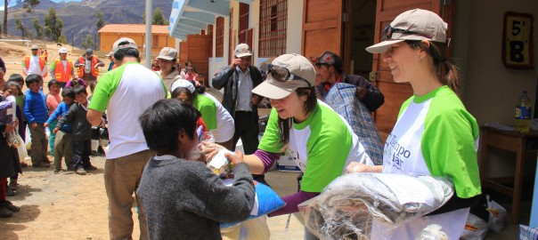 El programa de voluntariado 'Tiempo de dar' se ejecuta mediante visitas del personal a lugares de extrema necesidad.