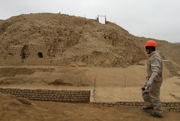 Castillo de Huarmey: Se halla un gran mausoleo imperial de la cultura Wari.