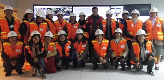 En su recorrido observaron la mina, las perforadoras y a los trabajadores operando la maquinaria pesada