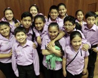 El coro conformado con miembros destacados de Lima y dos niños de Antamina Huaraz