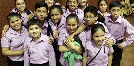 El coro conformado con miembros destacados de Lima y dos niños de Antamina Huaraz