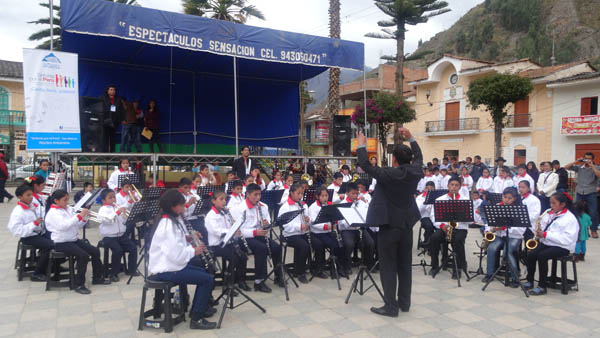 Niños del núcleo San Marcos, Ancash, en su presnetación en homenaje a la Virgen Peregrina