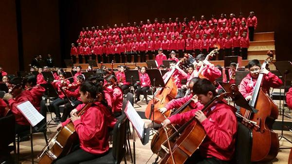 Coro infantil dirigido por Juan Diego Flórez