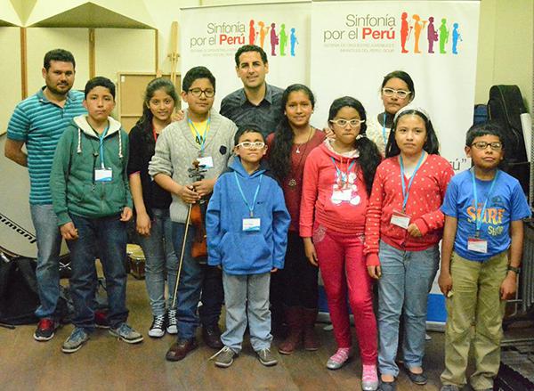 Juan Diego Flórez y niños del Núcleo Huaraz