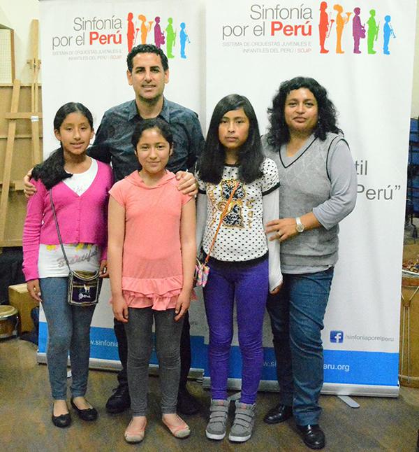 Juan Diego Flórez y niños del Núcleo San Marcos