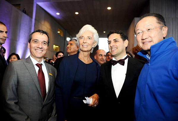 Foto: Ministerio de Economía y Finanzas. De izquierda a derecha: Ministro de Economía y Finanzas del Perú Alonso Arturo Segura Vasi, Directora Gerenta del Fondo Monetario Internacional, Christine Lagarde, Presidente de Sinfonía por el Perú Juan Diego Flórez y Presidente del Banco Mundial Jim Yong Kim.