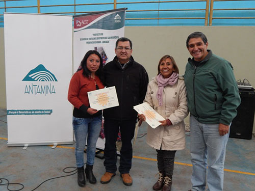 Antamina entregando certificados a las madres tejedoras