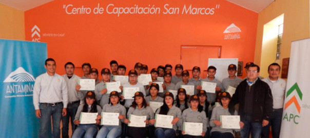 Jóvenes San Marquinos se gradúan en hotelería y atención al cliente.
