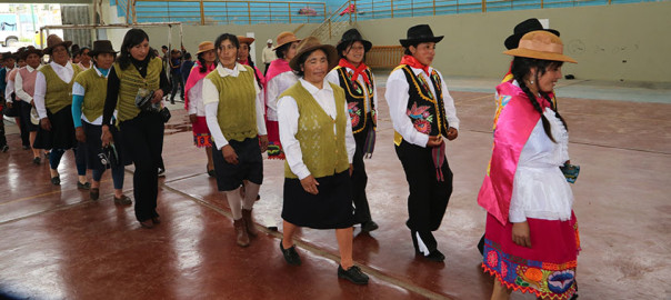 Madres reciben capacitación en tejido con el apoyo de Antamina