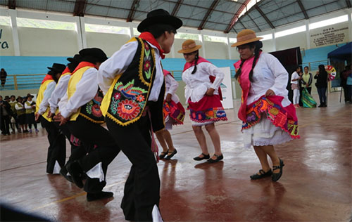Participantes del proyecto realizando danzas