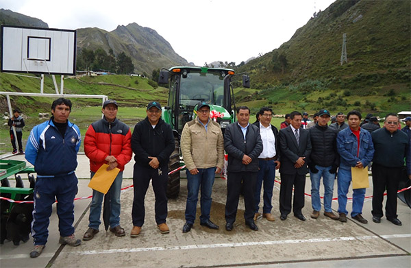 antamina-entrega-tractor Tractor fue entregado por Antamina.