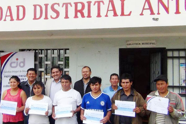 emprendedores-chiquian Se premió a los ganadores del proyecto “Haz realidad tu negocio”.