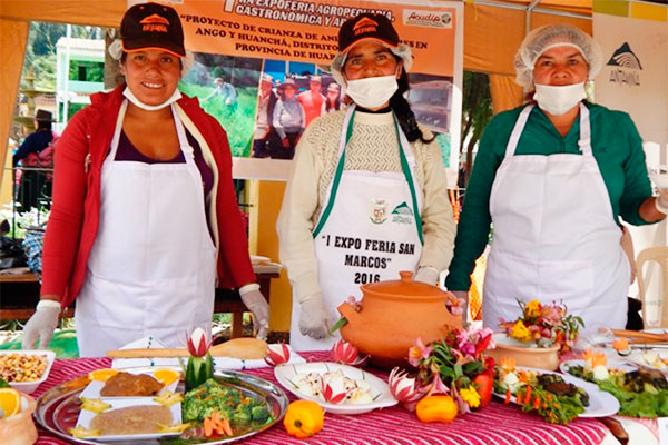 proyecto-de-cuyes Representantes del proyecto de mejoramiento de cuyes participando de la feria
