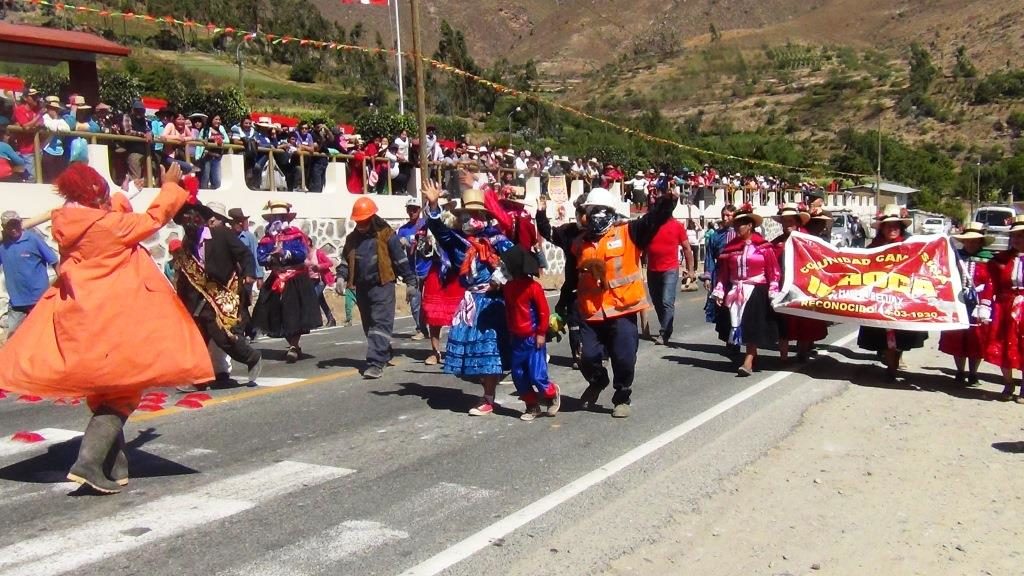 Desfile-en-festival-meloconton-raquia Desfile en el Festival del Melocoton Raquia.