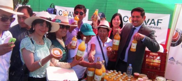 Productores exponiendo sobre buenas prácticas agrícolas.
