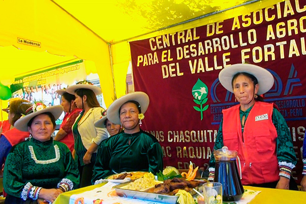productoras-locales-cuyes-ofreciendo-platillos Los productores de cuyes ofreciendo sus platillos en el Festival.