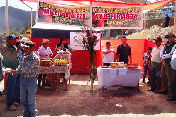 feria-cajacay-melocotón Ofreciendo productos en la Feria de Cajacay.