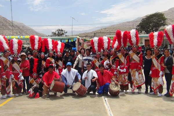 Atuendos típicos y coloridos de los participantes.
