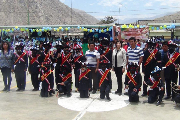 Representantes de danzas locales y regionales.
