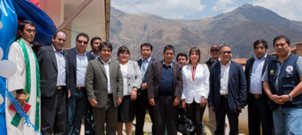 Autoridades locales, regionales, del Estado y de Antamina en la ceremonia.