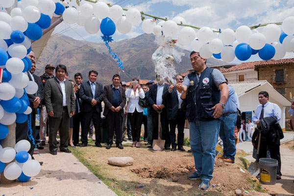 Colocación de la primera piedra.