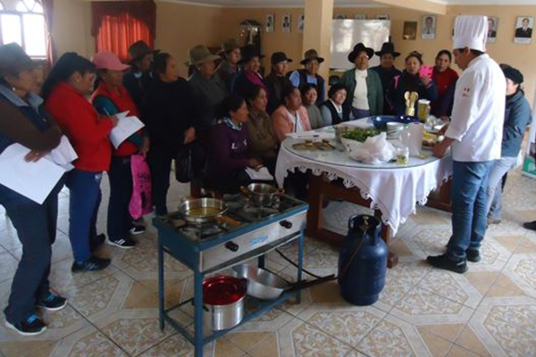 practica-demostrativa-curso-taller-servicio-cliente-tecnicas-restaurantes Taller de Servicio al Cliente y Técnicas de Restaurantes.
