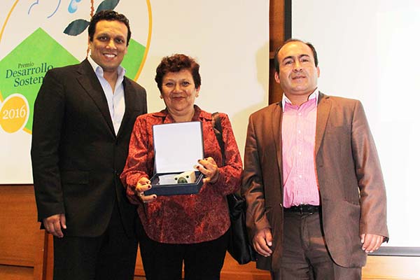 recibiendo-premio. Ganadora recibiendo el premio FOGEL.