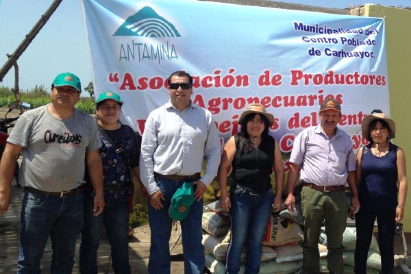 representacion-carhuayoc-junto-antamina-ceremonia Representantes de Antamina y Carhuayoc en la ceremonia.