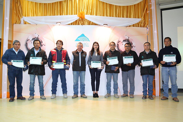 Colaboradores que lograron La Excelencia en el desempeño profesional “Maximice su Contribución”, en Salud, Seguridad Industrial y Medio ambiente junto a Silvio Brigneti.