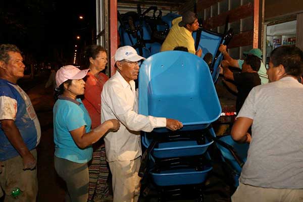 Huarmey se levanta: vecinos se unen a las labores de limpieza con palas y carretillas.