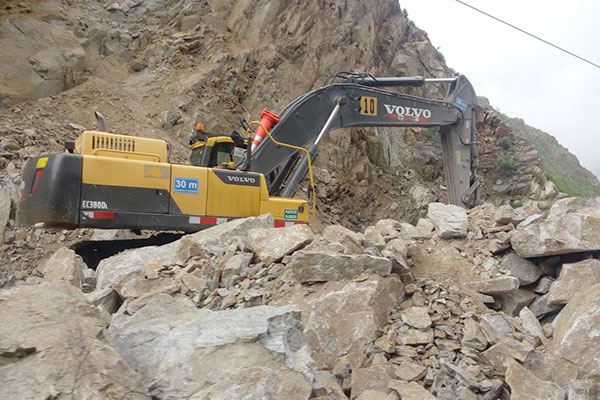 Enrocado para rehabilitar la vía Pativilca Huaraz