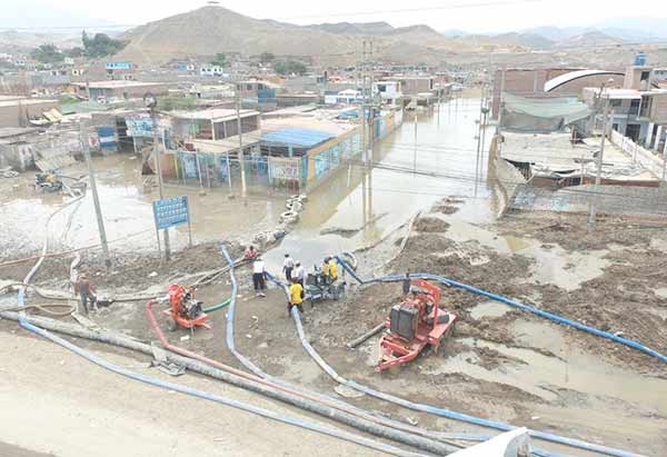 Huarmey se levanta: toma aérea de motobombas desaguando las calles de Huarmey