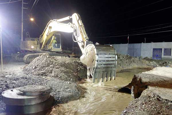 Una Sola Fuerza: instalando tuberias para desaguar los aniegos en Huarmey