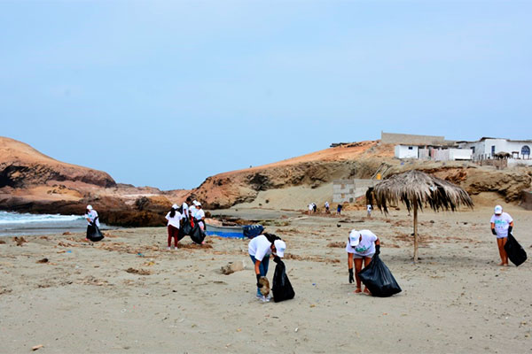 Semana del medio ambiente: colaborando con vecinos y estudiantes de Huarmey en la limpieza de playas