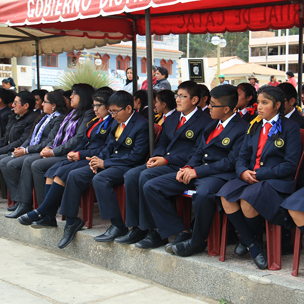RSE Perú: alumnos decolegio de alto rendimiento en Cátac en ceremonia de entrega de equipos de cómputo