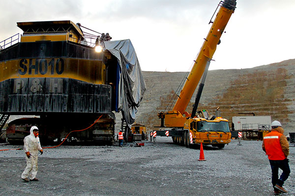 Seguridad minera: Se realizó el cambio de una pieza clave que permite el giro de la Tornamesa de la Pala 10, la cual pesa alrededor de 1250 toneladas.