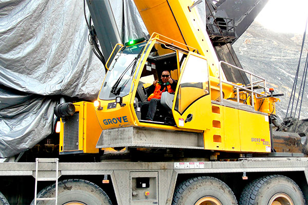 Seguridad minera: Se realizó el cambio de una pieza clave que permite el giro de la Tornamesa de la Pala 10, la cual pesa alrededor de 1250 toneladas.