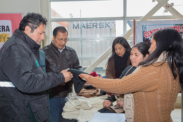 Desarrollo sostenible: se realizó la feria navideña de prendas elaboradas en tejido a mano por madres de Juprog y Carhuayoc.