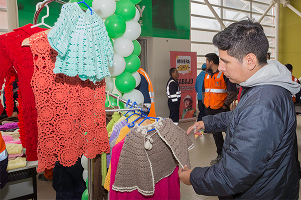 Desarrollo sostenible: se realizó la feria navideña de prendas elaboradas en tejido a mano por madres de Juprog y Carhuayoc.