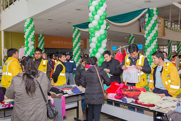 Desarrollo sostenible: se realizó la feria navideña de prendas elaboradas en tejido a mano por madres de Juprog y Carhuayoc.