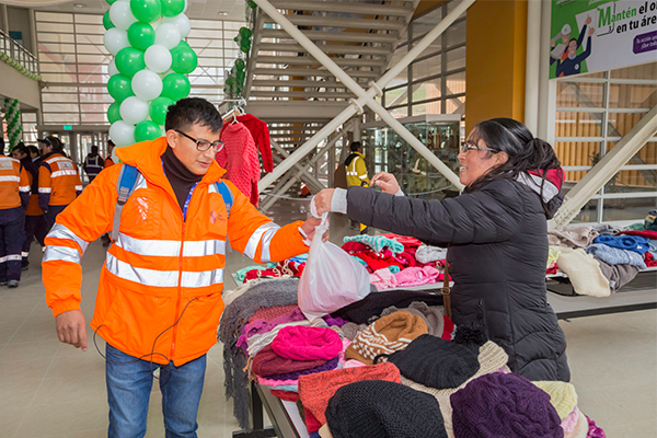 Desarrollo sostenible: se realizó la feria navideña de prendas elaboradas en tejido a mano por madres de Juprog y Carhuayoc.