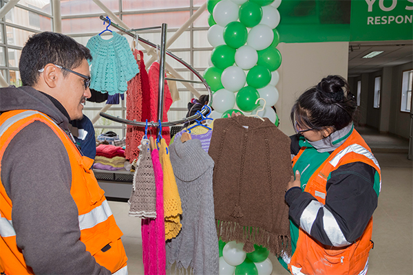 Desarrollo sostenible: se realizó la feria navideña de prendas elaboradas en tejido a mano por madres de Juprog y Carhuayoc.