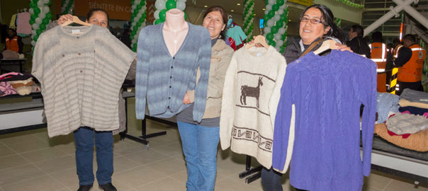 Desarrollo sostenible: se realizó la feria navideña de prendas elaboradas en tejido a mano por madres de Juprog y Carhuayoc.