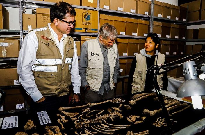 Nuevo hallazgo en Chavín: descubren tres galerías, entierros humanos y cerámicas. Pequeños robots con microcámaras ayudaron al descubrimiento.