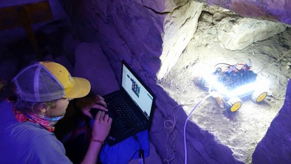 Nuevo hallazgo en Chavín: descubren tres galerías, entierros humanos y cerámicas. Pequeños robots con microcámaras ayudaron al descubrimiento.