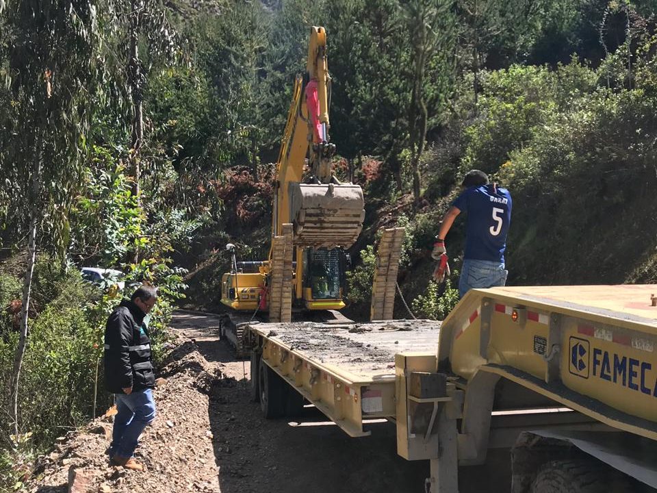 Antamina, en compañía del equipo de Corporación Mayo a cargo de los trabajos de mantenimiento diario de la vía, se dirigieron a la zona afectada para evaluar los daños y proponer las alternativas de solución.