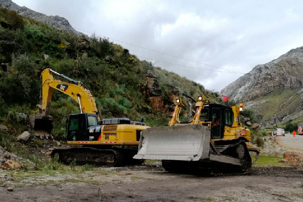 Maquinaria y equipo humano trabajando para rehabilitar la vía a Huallanca. Maquinaria y equipo humano trabajando para rehabilitar la vía a Huallanca.