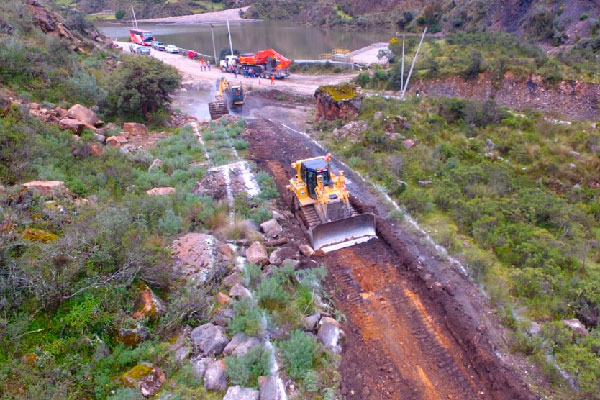 Maquinaria y equipo humano trabajando para rehabilitar la vía a Huallanca. Maquinaria y equipo humano trabajando para rehabilitar la vía a Huallanca.
