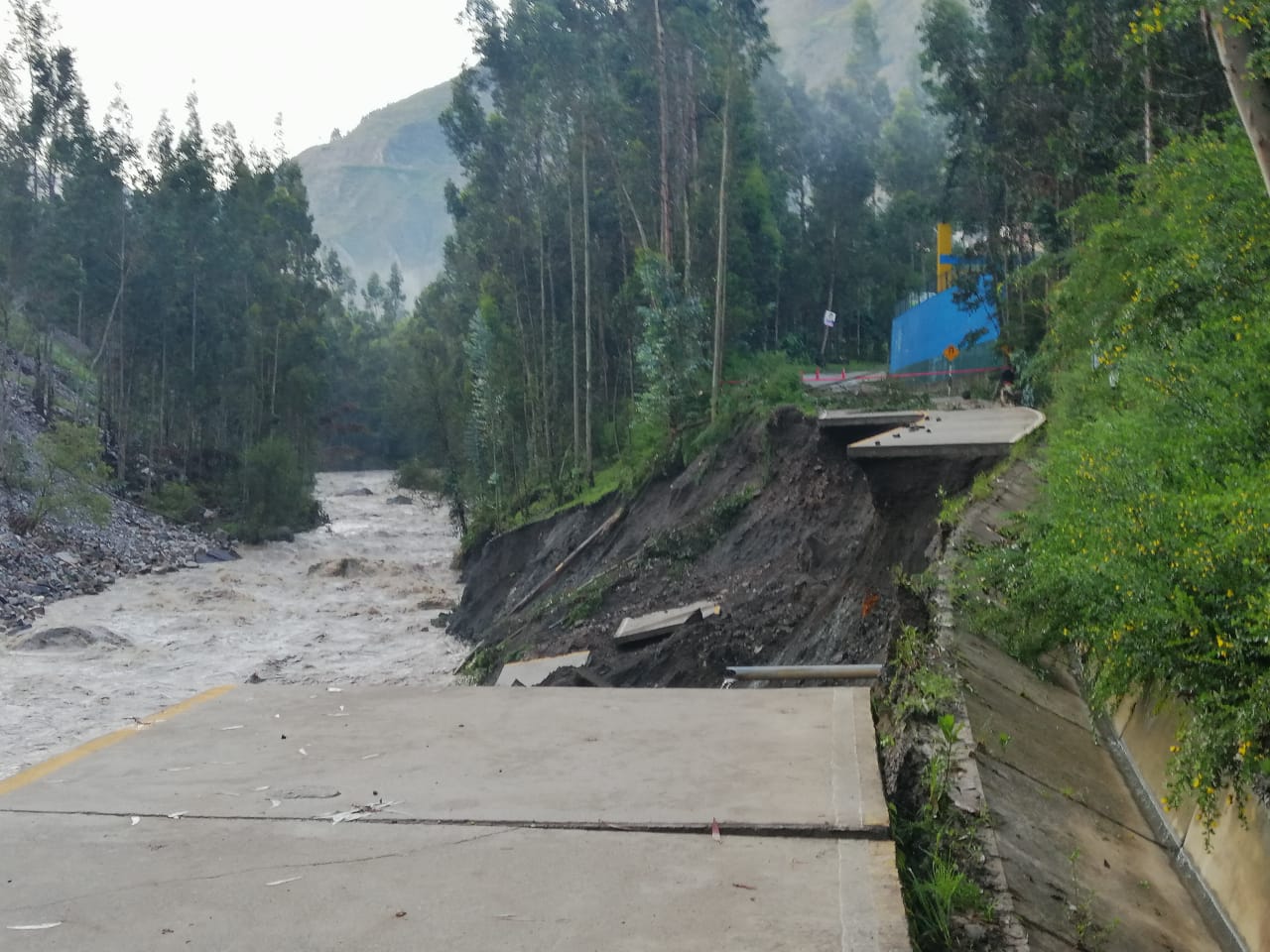 Intensas lluvias en la zona de Conchucos, incrementó el caudal del río Mosna afectando los taludes de sus márgenes.