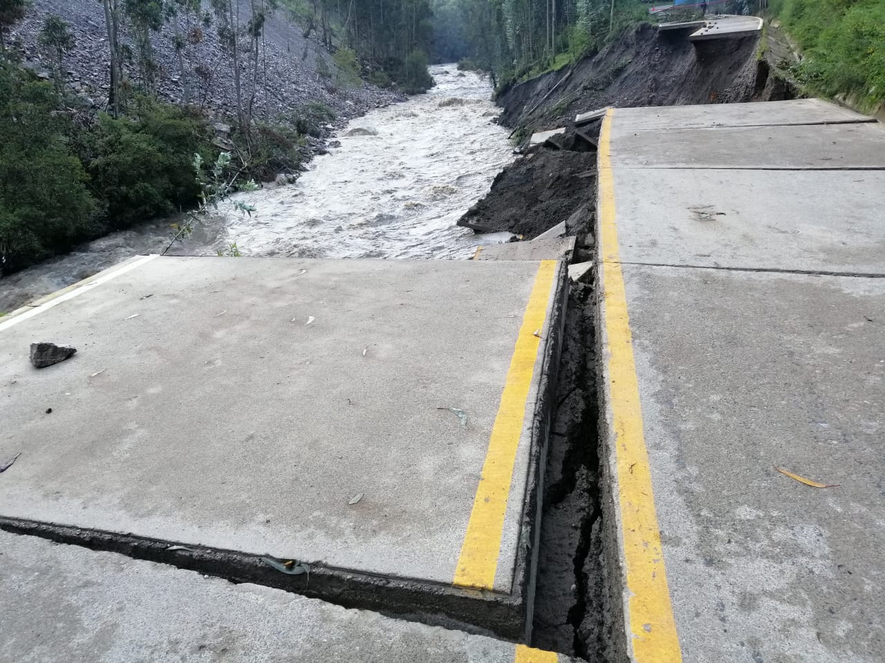 Intensas lluvias en la zona de Conchucos, incrementó el caudal del río Mosna afectando los taludes de sus márgenes.